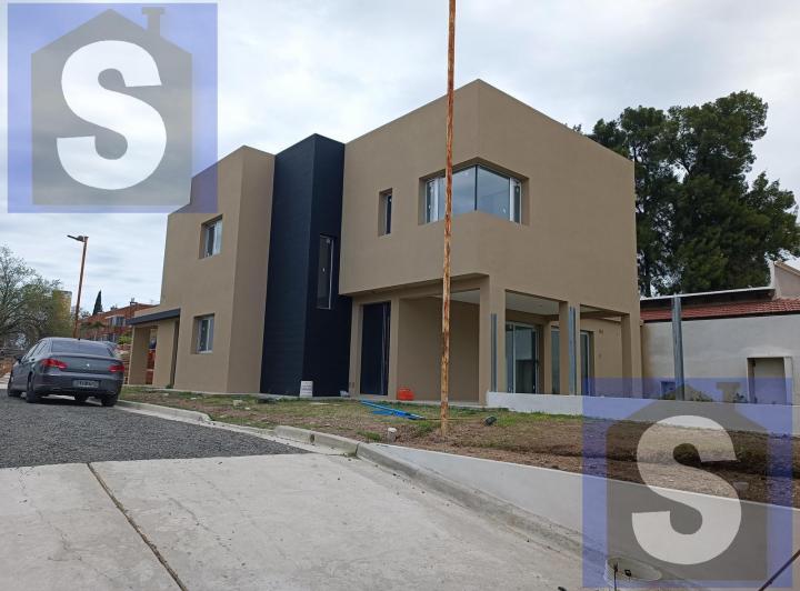 Casa · 140m² · 6 Ambientes · 2 Cocheras