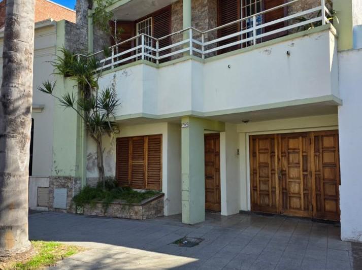 Casa · 216m² · 8 Ambientes · 1 Cochera