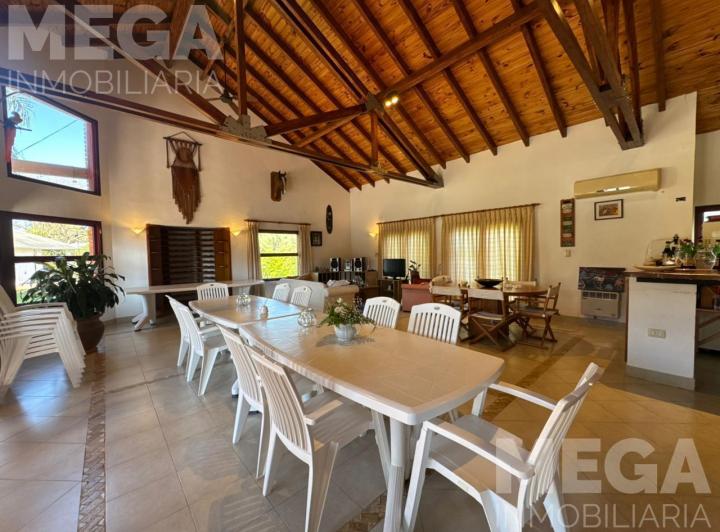 Casa · 259m² · 6 Ambientes · 1 Cochera