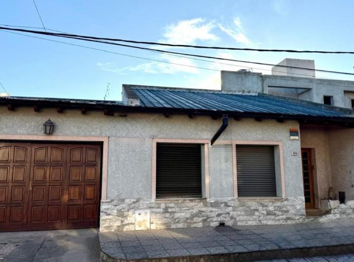 Casa · 216m² · 5 Dormitorios · 1 Cochera