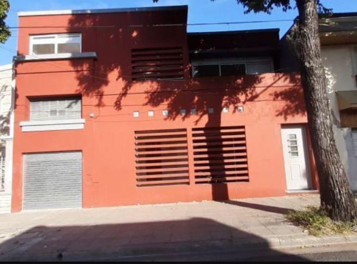 Casa · 220m² · 6 Ambientes · 1 Cochera