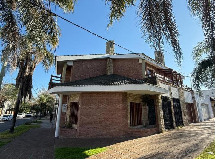 Casa · 380m² · 7 Ambientes · 2 Cocheras