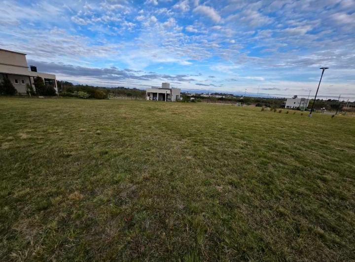 Terreno · 842m²