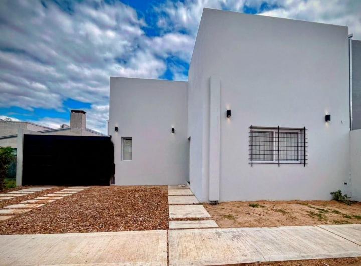 Casa · 100m² · 4 Ambientes · 2 Cocheras