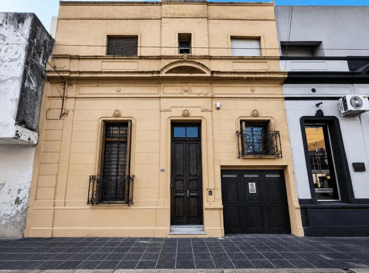 Casa · 8 Ambientes · 1 Cochera