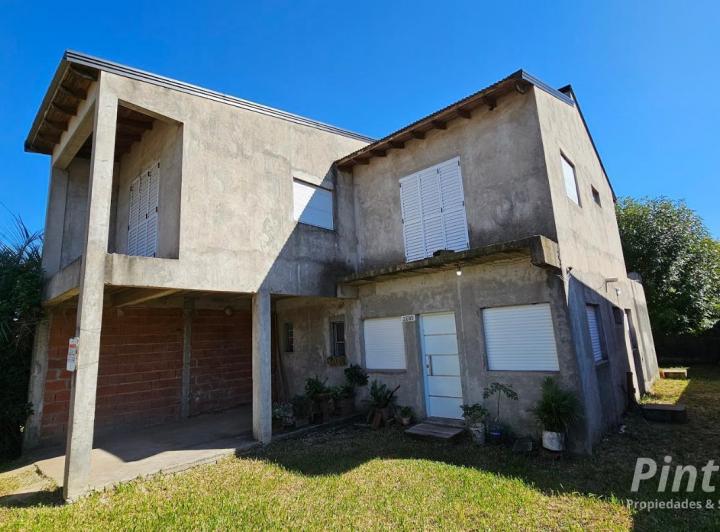 Casa · 143m² · 8 Ambientes · 1 Cochera