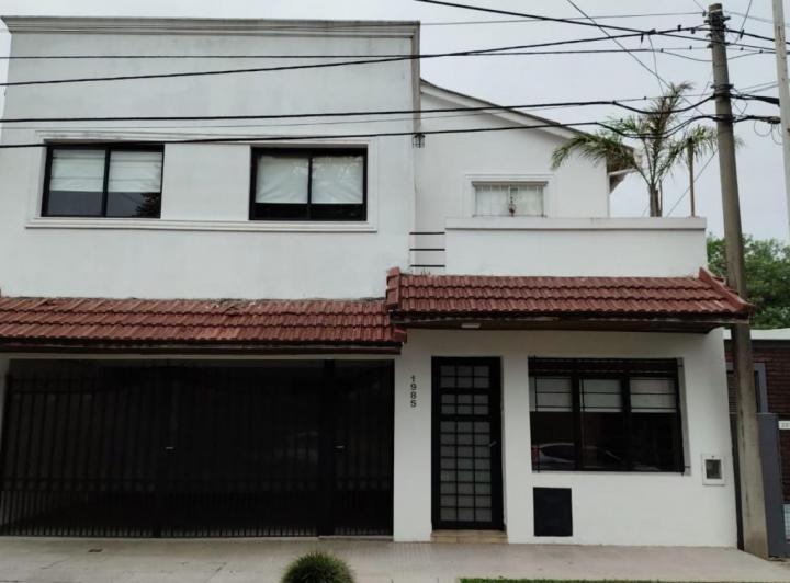 Casa · 200m² · 8 Ambientes · 2 Cocheras