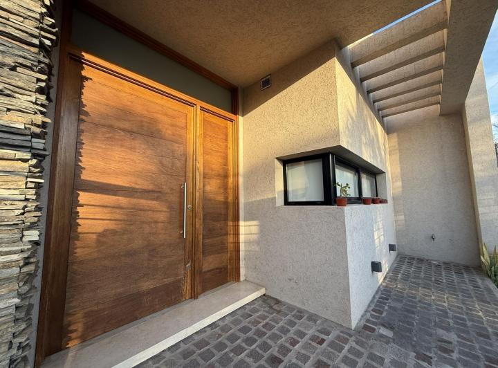 Casa · 166m² · 4 Ambientes · 2 Cocheras