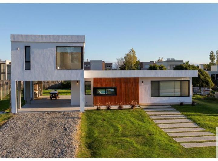 Casa · 220m² · 4 Ambientes