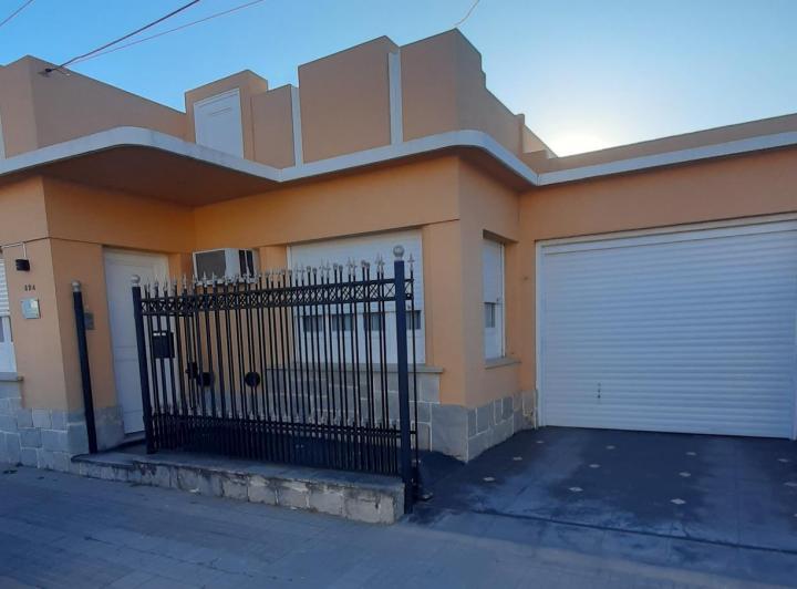 Casa · 232m² · 6 Ambientes · 2 Cocheras