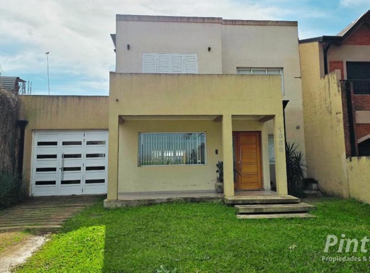Casa · 211m² · 8 Ambientes · 1 Cochera