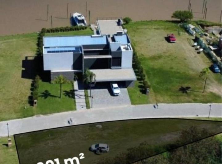 Terreno · 901m²