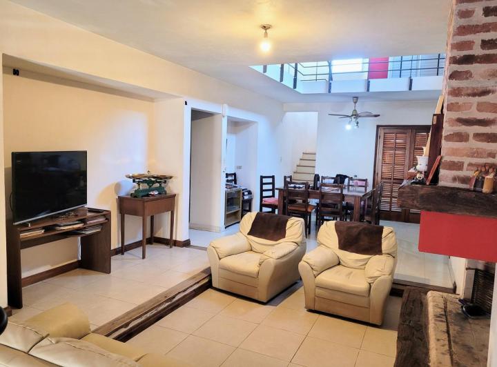 Casa · 200m² · 6 Ambientes · 1 Cochera