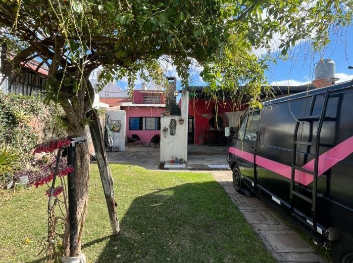 Casa · 102m² · 6 Ambientes · 2 Cocheras