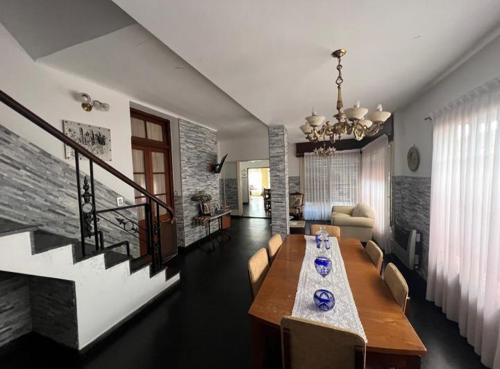Casa · 292m² · 8 Ambientes · 1 Cochera