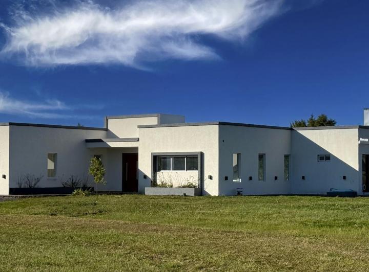 Casa · 140m² · 4 Ambientes · 2 Cocheras