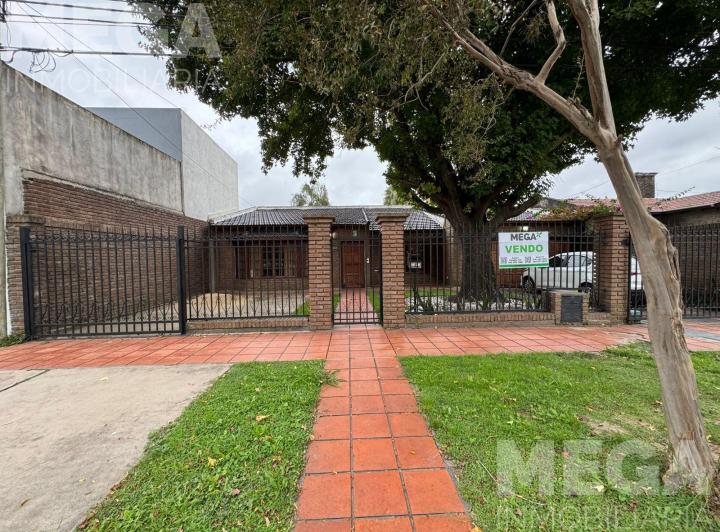 Casa · 324m² · 8 Ambientes · 2 Cocheras