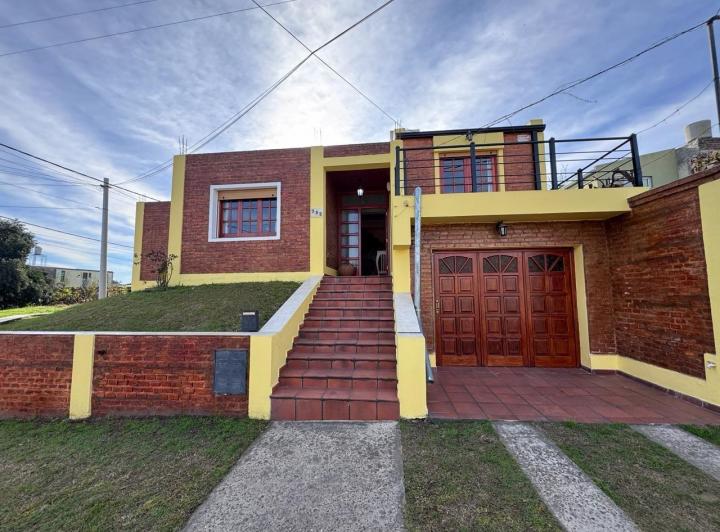 Casa · 140m² · 8 Ambientes · 2 Cocheras