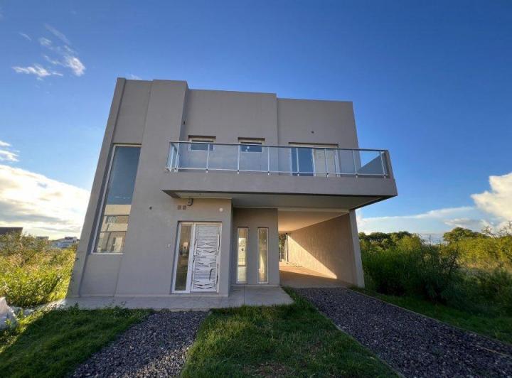 Casa · 450m² · 6 Ambientes · 2 Cocheras