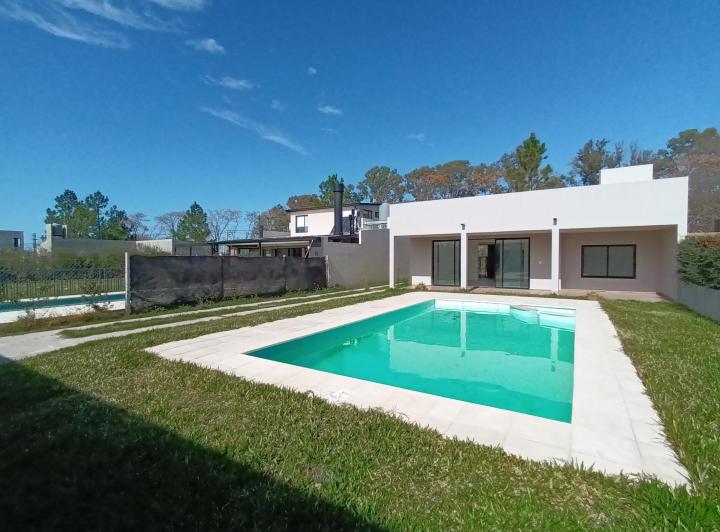 Casa · 240m² · 3 Ambientes · 1 Cochera