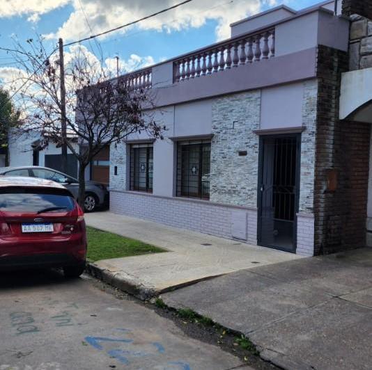 Casa · 144m² · 8 Ambientes · 1 Cochera