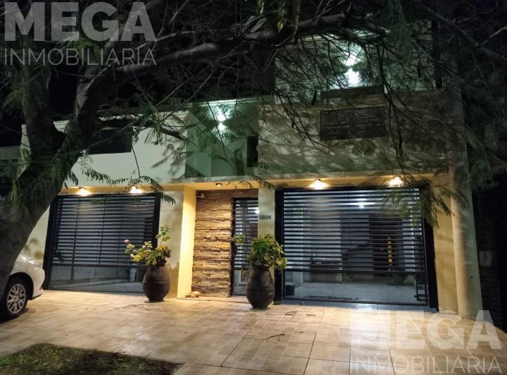 Casa · 360m² · 7 Ambientes · 2 Cocheras