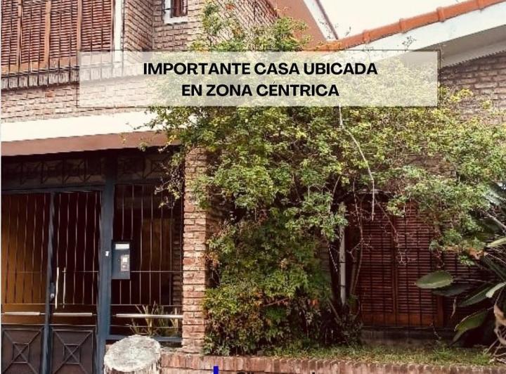 Casa · 215m² · 8 Ambientes · 3 Cocheras