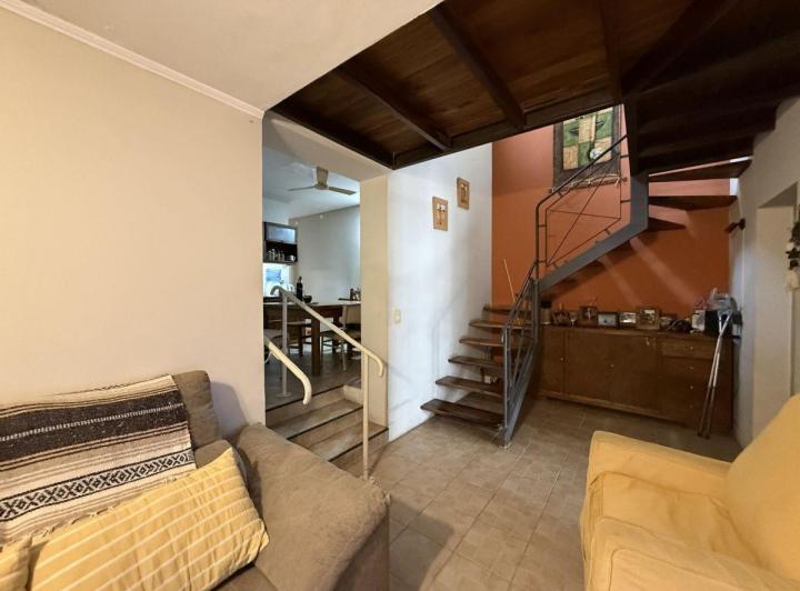 Casa · 180m² · 8 Ambientes · 1 Cochera