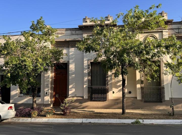 Casa · 387m² · 6 Ambientes · 4 Cocheras