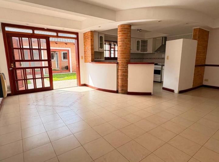 Casa · 240m² · 4 Ambientes · 1 Cochera
