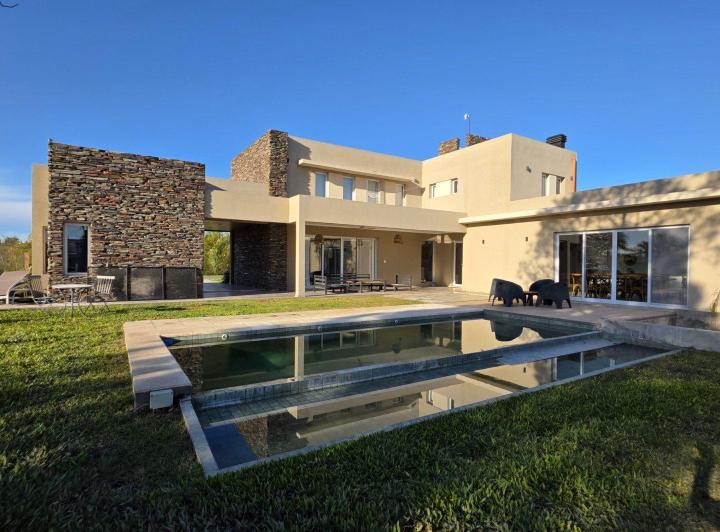 Casa · 264m² · 5 Ambientes · 4 Cocheras