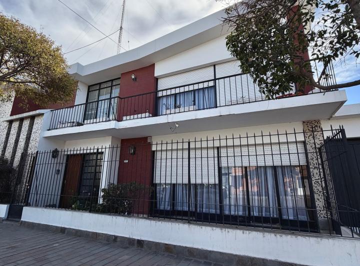 Casa · 240m² · 6 Ambientes · 2 Cocheras