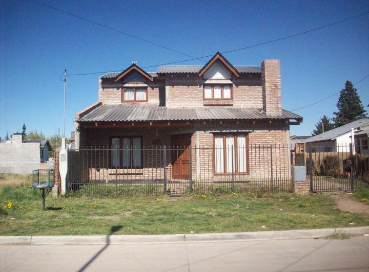 Casa · 256m² · 8 Ambientes · 1 Cochera