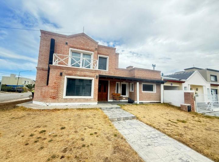 Casa · 214m² · 4 Ambientes