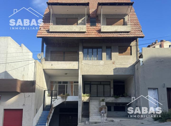 Casa · 724m² · 8 Ambientes · 4 Cocheras