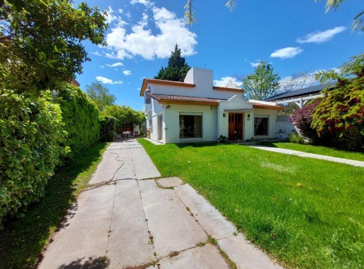 Casa · 180m² · 9 Ambientes