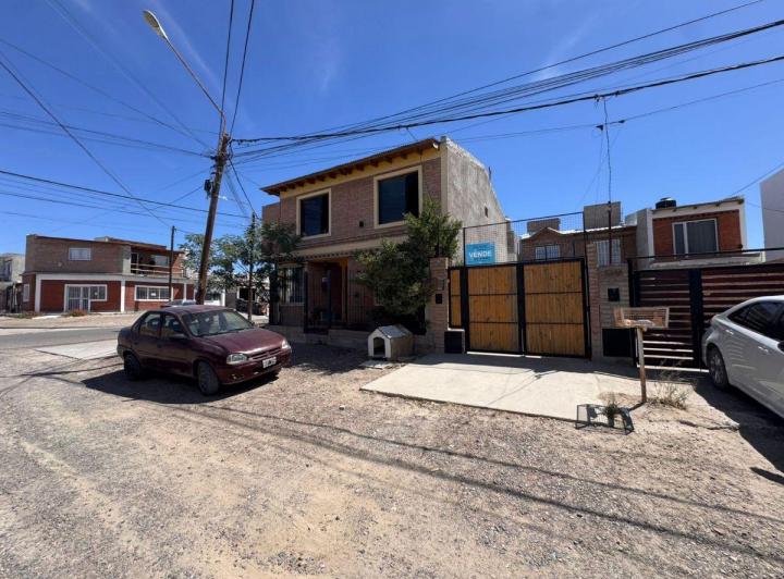 Casa · 70m² · 5 Ambientes · 3 Cocheras