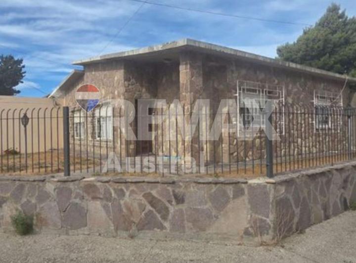 Casa · 300m² · 4 Ambientes · 2 Cocheras