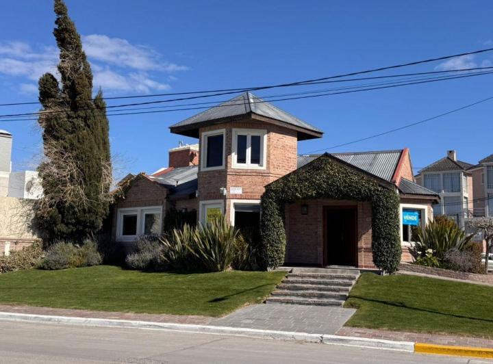 Casa · 140m² · 7 Ambientes · 3 Cocheras
