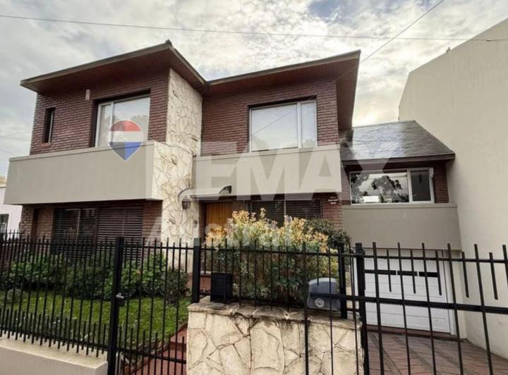 Casa · 260m² · 6 Ambientes · 1 Cochera