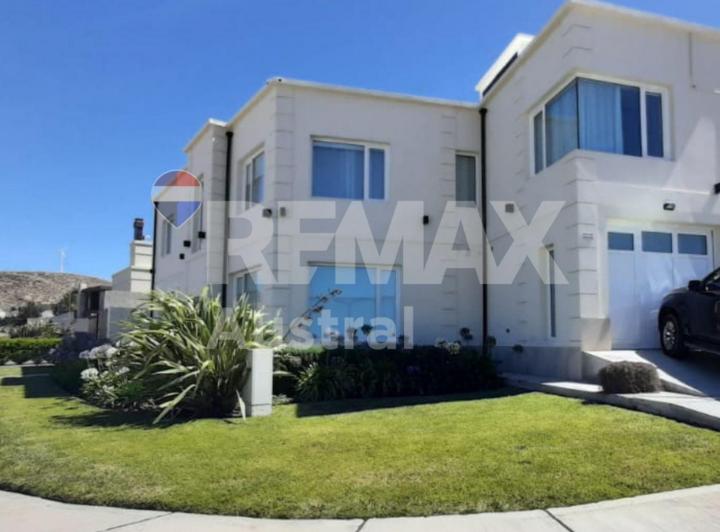 Casa · 347m² · 5 Ambientes · 2 Cocheras