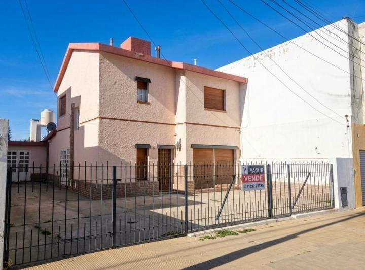 Casa · 4 Ambientes · 2 Cocheras