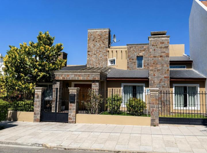 Casa · 350m² · 4 Dormitorios · 2 Cocheras