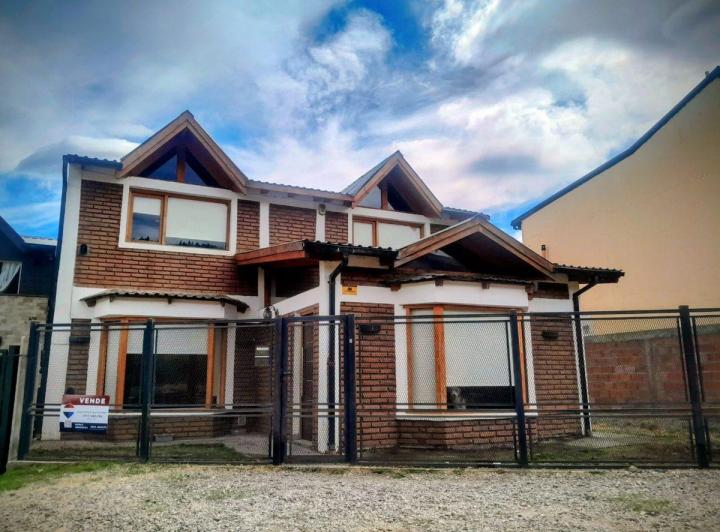 Casa · 230m² · 7 Ambientes