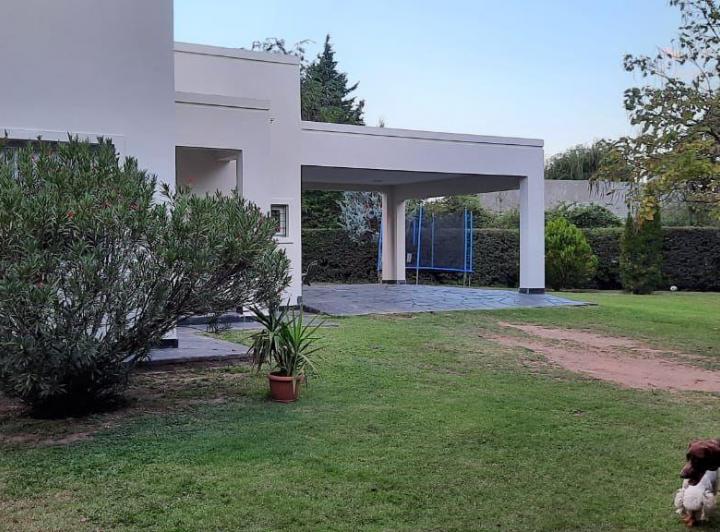 Casa · 230m² · 3 Ambientes · 2 Cocheras