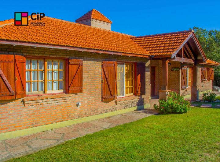Casa · 880m² · 30 Ambientes · 12 Cocheras