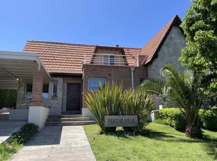 Casa · 204m² · 4 Ambientes · 2 Cocheras