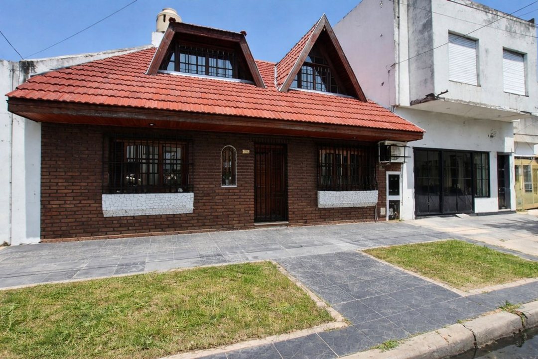 EXCELENTE CASA CHALET 4 AMB TERRAZA Y LAVADERO