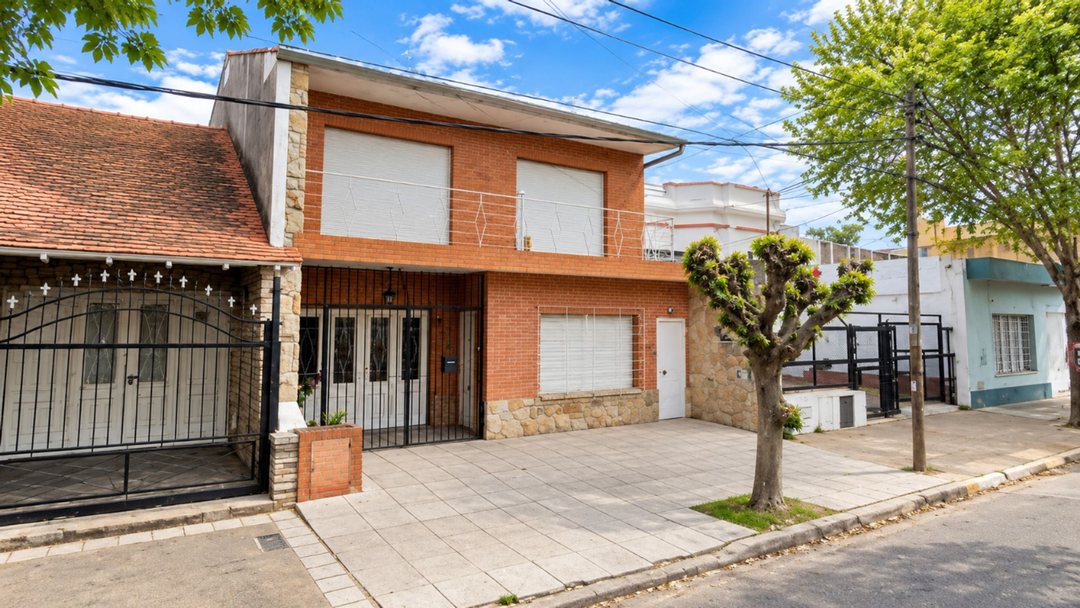 CASA 4 AMBIENTES CON GARAJE Y PATIO EN QUILMES