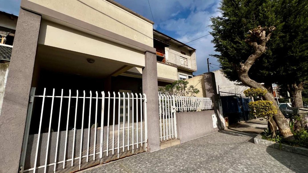 CASA 4 AMBIENTES VENTA EN VILLA CELINA + DEPTO